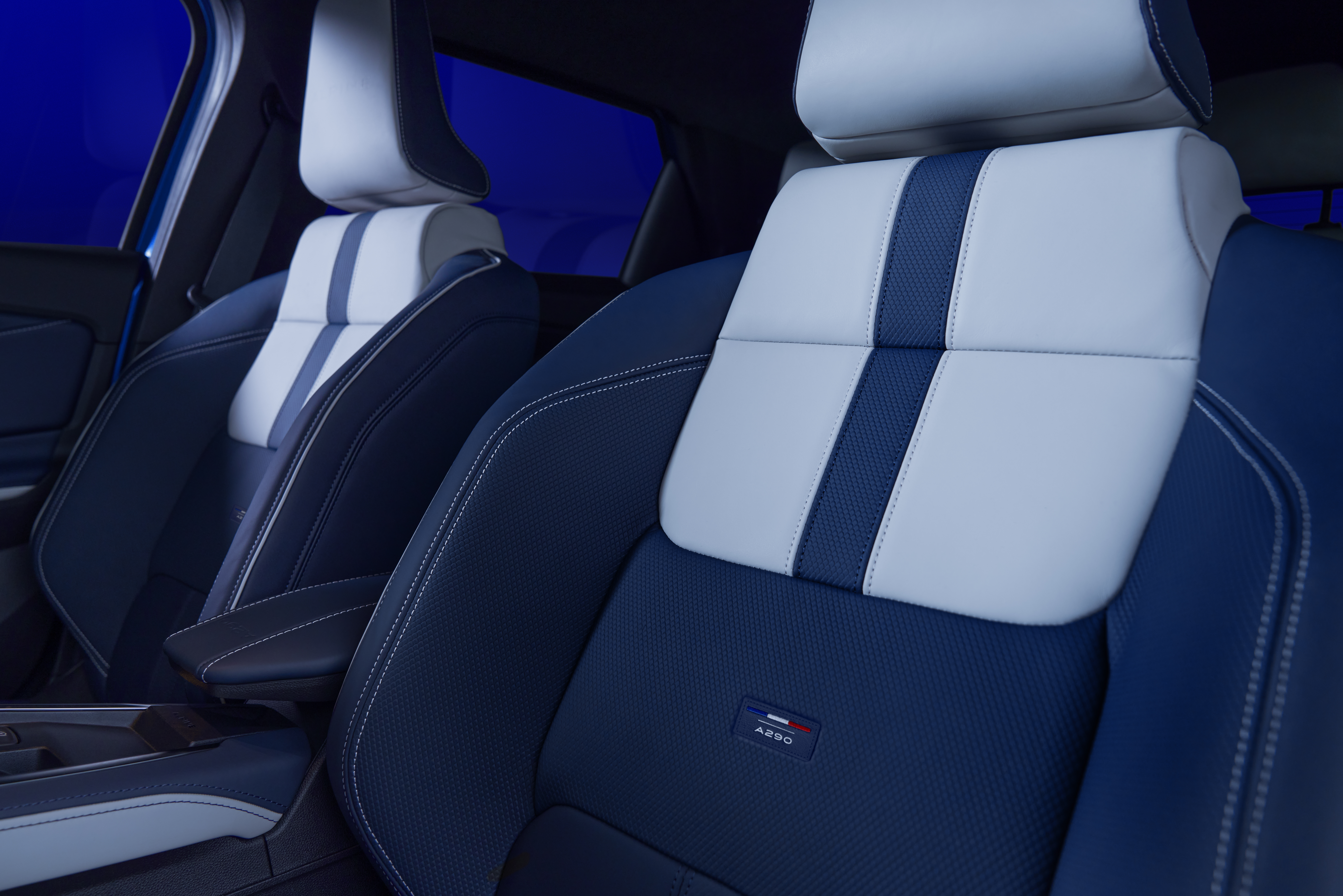 31_LOT2_INTERIEURSMAJEURS_DETAILS_Int_AlpineBlueVision_GTS_Nappaleatherseatconducteur