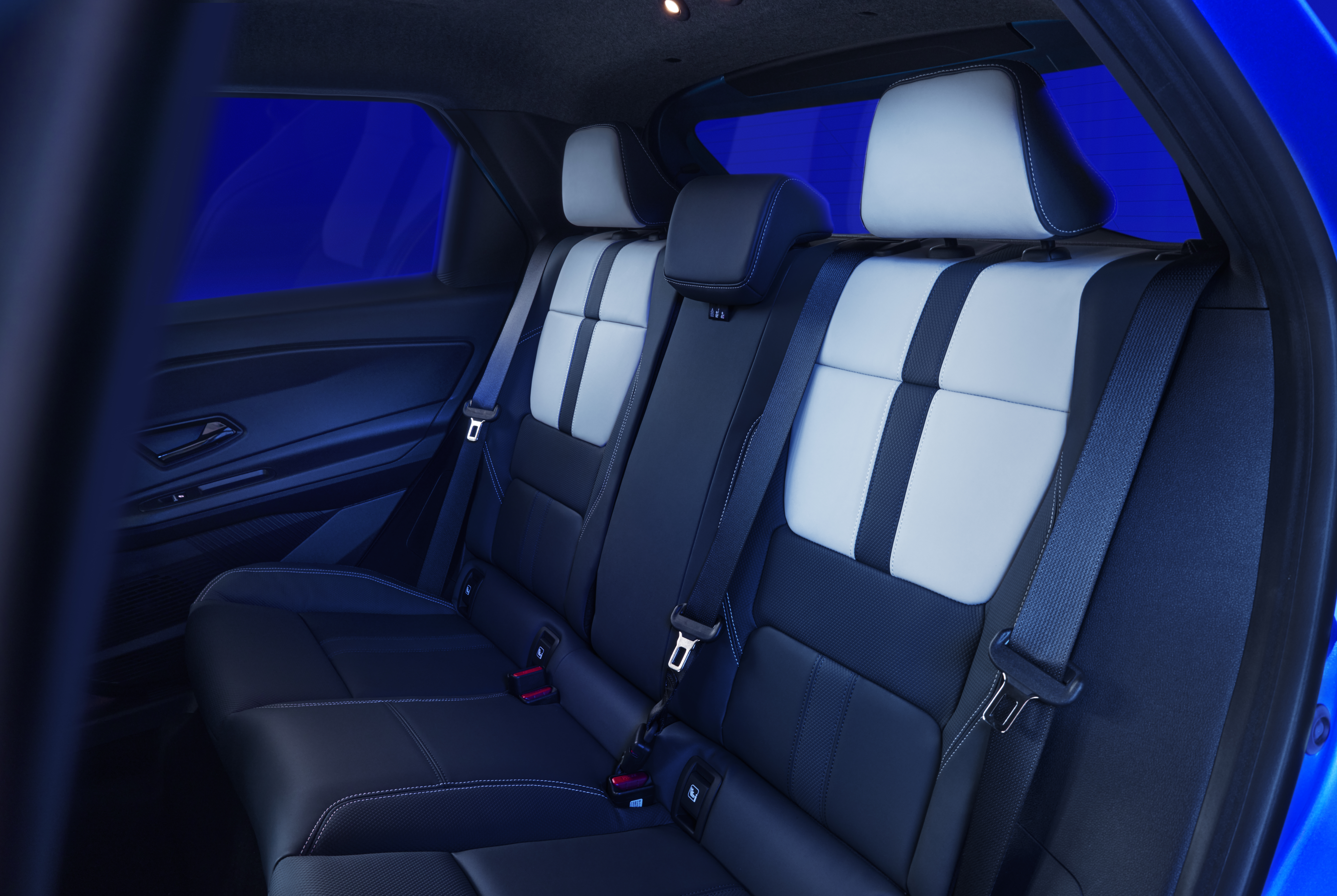 33_LOT2_INTERIEURSMAJEURS_DETAILS_Int_AlpineBlueVision_GTS_Nappaleatherrearseats